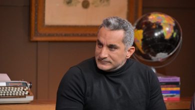 "رد باسم يوسف الأول علي عمرو أديب بعد انقاذ حياة شقيقه عماد الدين أديب في دبي."