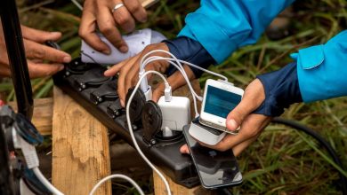 "تحديات شحن الهواتف في ظل معاناة أهل غزة: كيف يواجهون التحديات اليومية؟"