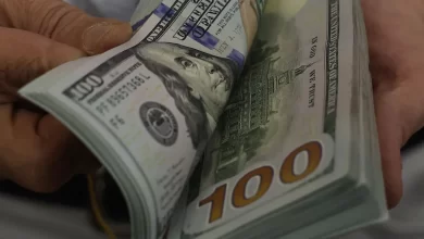 الدولار يسجل أعلى مستوى في غصون شهر مع تراجع التوقعات حول خفض أسعار الفائدة